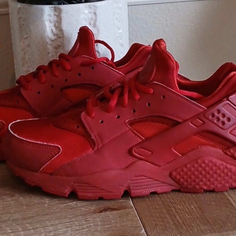 Nike Air Women's Red Huarache Running Shoes. Size 9.5